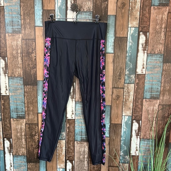 DR Large Black Leggings with tropical Floral Side Stripes - Picture 1 of 13